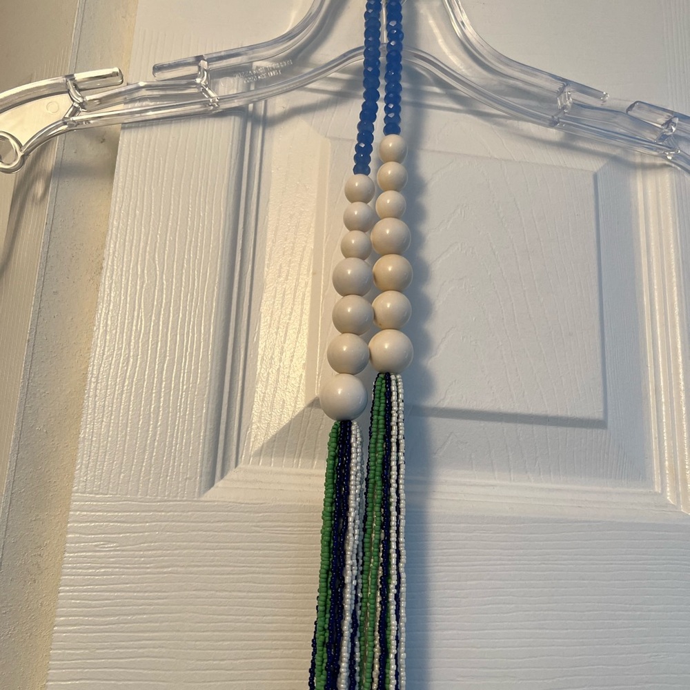 BEADED NECKLACE FLOWS OF VARIED TYPES, COLORS and SIZES.